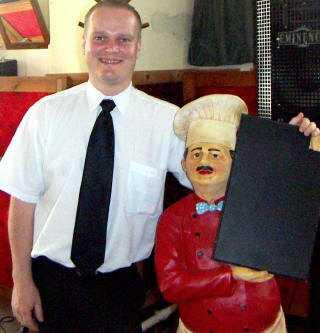 011.jpg - Attila a bar�tj�val