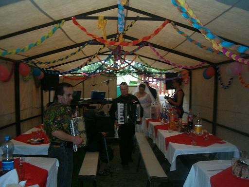 042.jpg - Demj�n - Menetk�s�r�s a Templomba